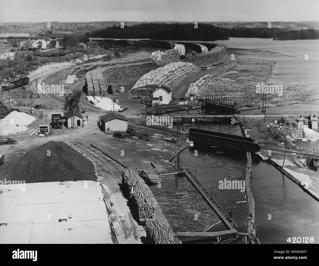 Photographie d'une cour d'entreposage du bois de la Rhinelander Paper Company ; Portée et contenu : la légende originale : Une cour d'entreposage du bois fin bassin de la Rhinelander Paper Co. l'un des plus grands fabricants de papier cristal dans le pays. Banque D'Images