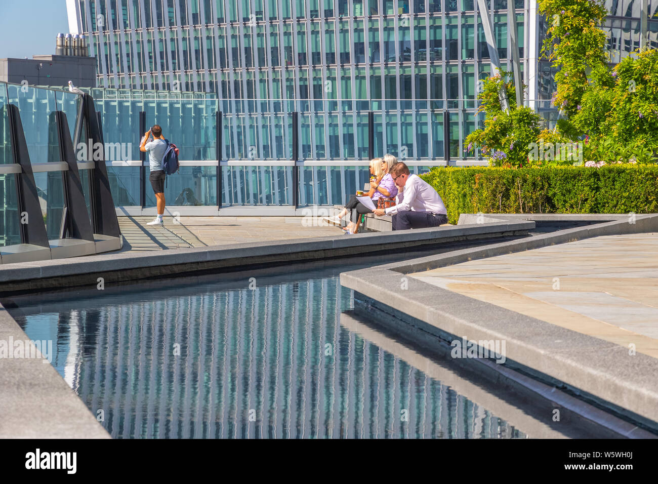Londres, Royaume-Uni - 16 juillet 2019 - Les touristes profitant du soleil sur le jardin (120), un jardin sur le toit dans la ville de Londres Banque D'Images