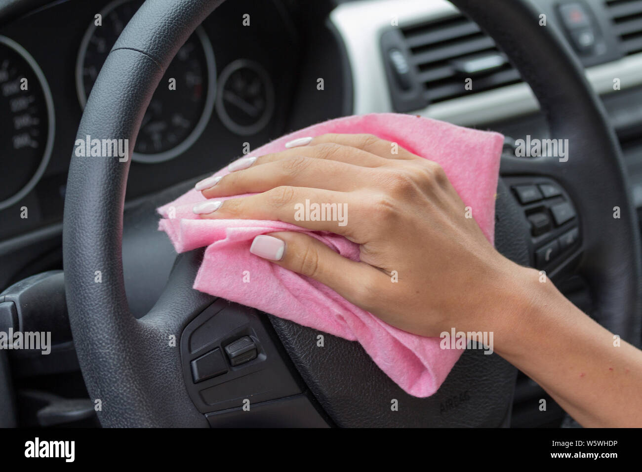 Lingette en rose pour filles le volant dans la voiture Banque D'Images
