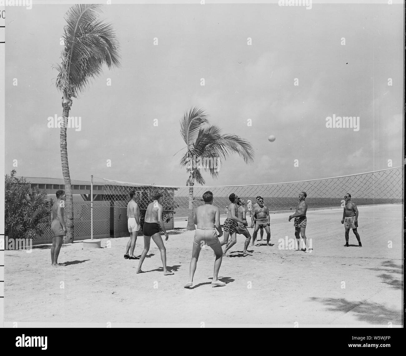 Photographie d'un jeu de volley-ball entre les membres du président Truman's vacation de travail à Key West, Floride. ; Volley ball à la plage, tandis que le président Truman Harry S. Truman était en vacances à Key West, en Floride. De gauche à droite : M. Gerald A. Behn, le Contre-amiral Robert L. Dennison, M. Clark M. Clifford, commandant Horace D. Warden, M. Stanley Woodward, le Lieutenant Hoye D. Moore, M. Rex Scouten (partiellement obscurci par M. Rowley), M. James J. Rowley, M. Henry J. Nicholson, et le Major-général Harry H. Vaughan. Banque D'Images