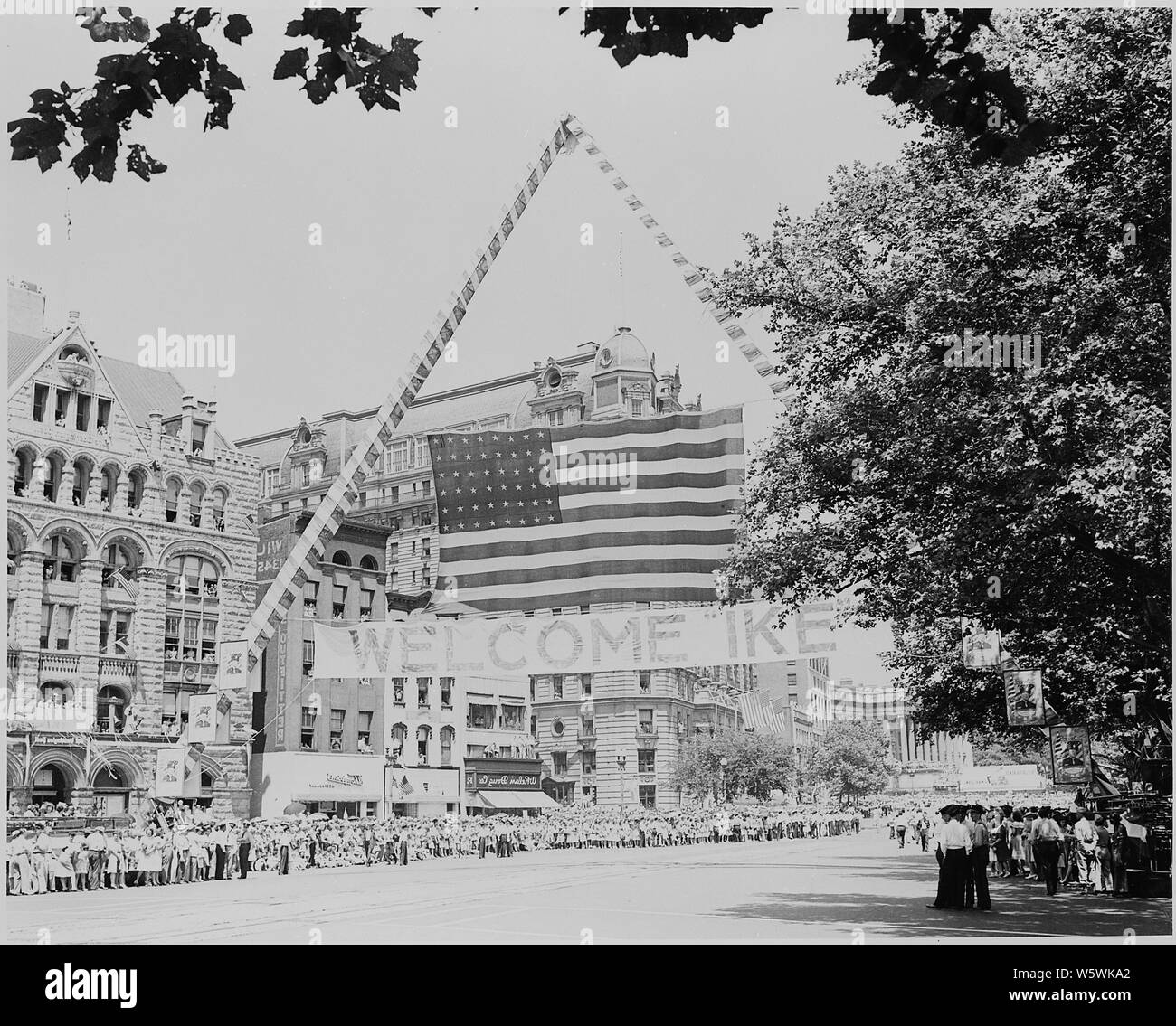 Photographie de la foule rassemblée le long d'une rue de Washington d'accueillir le général Dwight D. Eisenhower à la capitale du pays à son retour victorieux de la Seconde Guerre mondiale. Banque D'Images