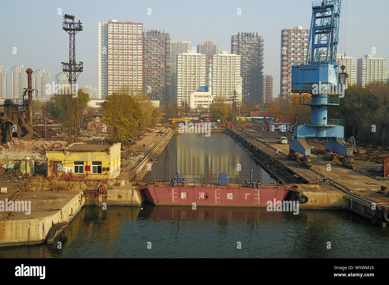 La Tianjin Xinhe Shipbuilding Heavy Industry Co., Ltd, un chantier naval, est démoli à Tianjin, Chine, 12 novembre 2018. Xinhe Tianjin Shi Banque D'Images