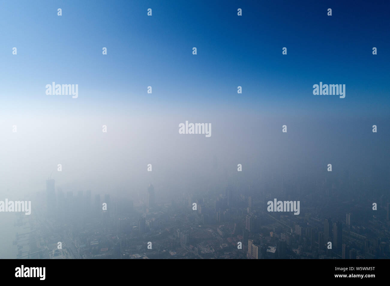 Une vue aérienne de gratte-ciel voilé par un épais brouillard dans la ville de Wuhan, province du Hubei en Chine centrale, le 26 novembre 2018. Banque D'Images