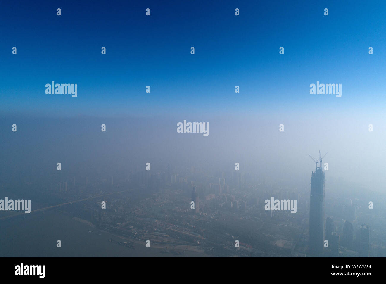 Une vue aérienne de gratte-ciel voilé par un épais brouillard dans la ville de Wuhan, province du Hubei en Chine centrale, le 26 novembre 2018. Banque D'Images