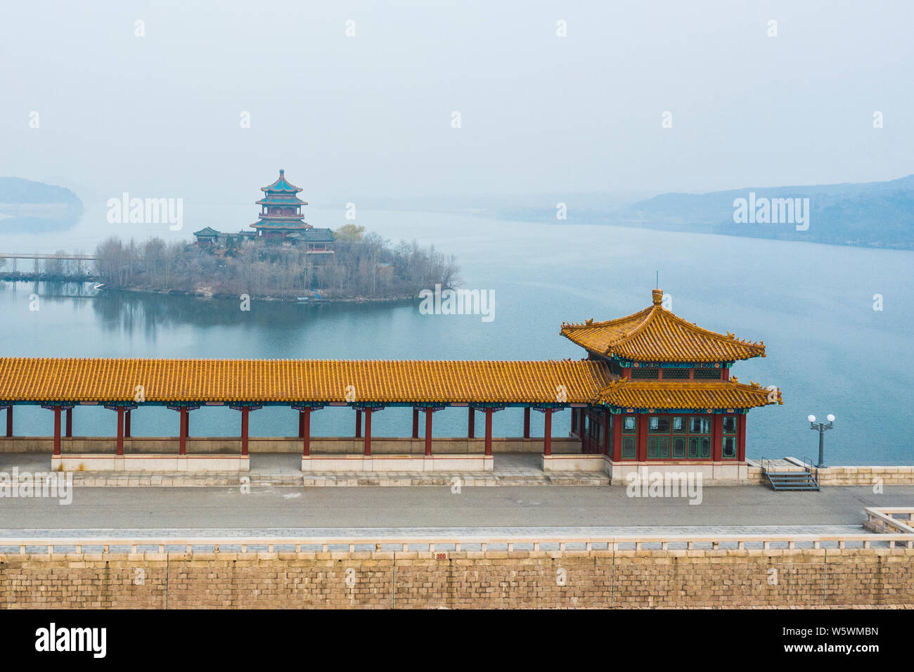 Vue aérienne du réservoir des tombeaux Ming ou le réservoir Shisanling lourd dans le smog dans Changping district, Beijing, Chine, 26 novembre 2018. Les Ming Banque D'Images