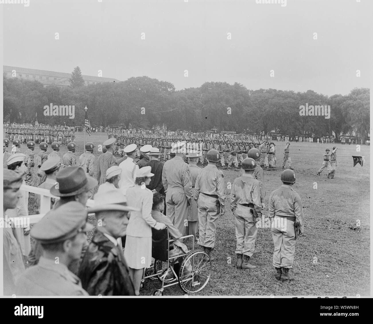 Photo de l'équipe de combat régimentaire du 442e Japonais-américain marcher en revue les Truman et d'autres dignitaires. Banque D'Images