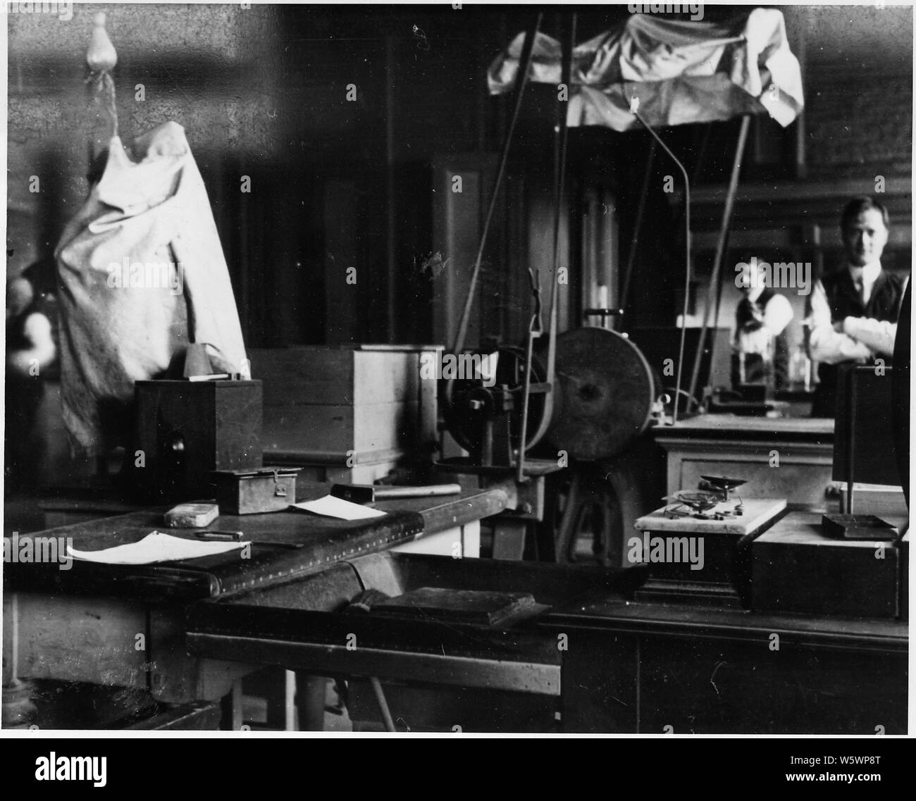 Photographie de la monnaie de San Francisco l'analyse montrant la division de tables recouvertes de cuir et de dosage balances utilisées pour vérifier le poids de pièces.Le cuir a été utilisé comme revêtement pour attraper des dépôts de pièces à l'essai. Banque D'Images