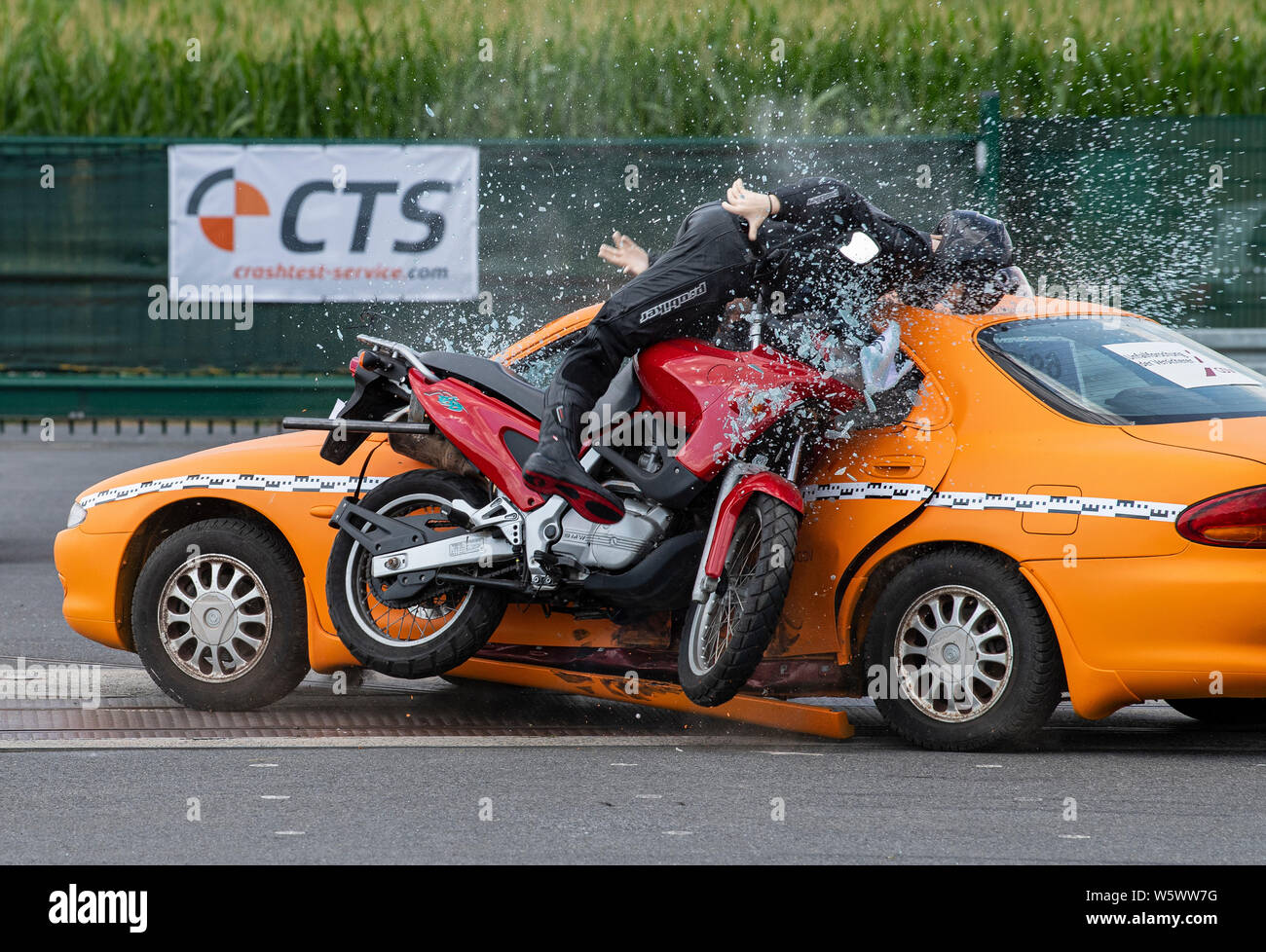 30 juillet 2019, en Rhénanie du Nord-Westphalie, Münster : dans un accident  le crash test lecteurs chercheur une moto avec environ 70 km/h et un crash  test dummy à une voiture. Les