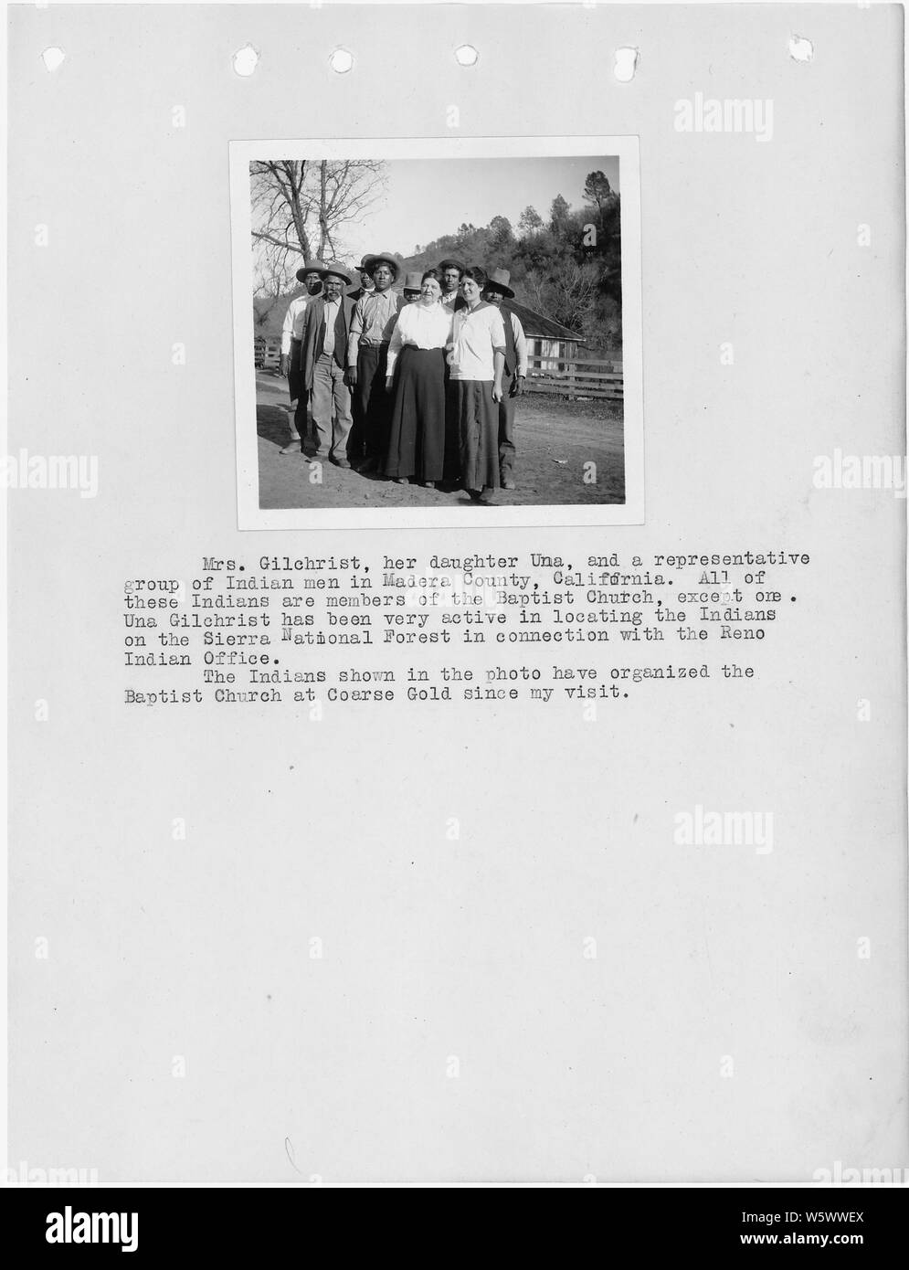 Photographie avec texte de Mme Harriet Gilchrist, sa fille Una, et les hommes de Madera County, en Californie. Il s'agit d'un rapport d'enquête de Fresno et les comtés de Madera par L.D. Creel. Banque D'Images