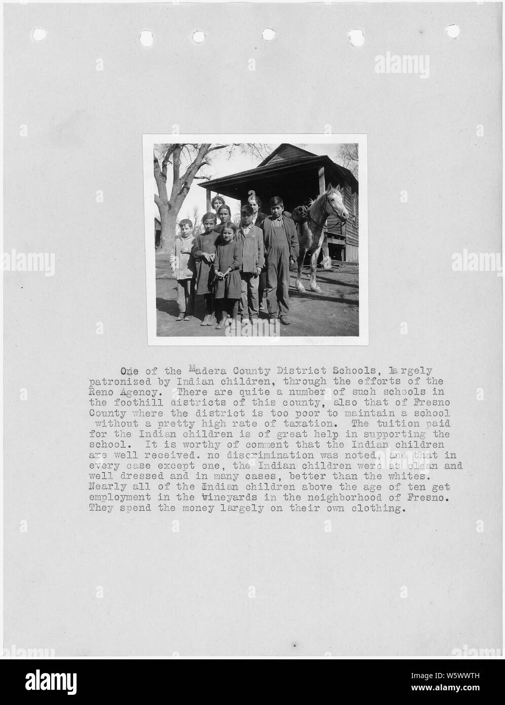 Photographie avec texte de l'une des écoles de district du comté de Madera, largement fréquentés par les enfants indiens, en Californie. Il s'agit d'un rapport d'enquête de Fresno et les comtés de Madera par L.D. Creel. Banque D'Images