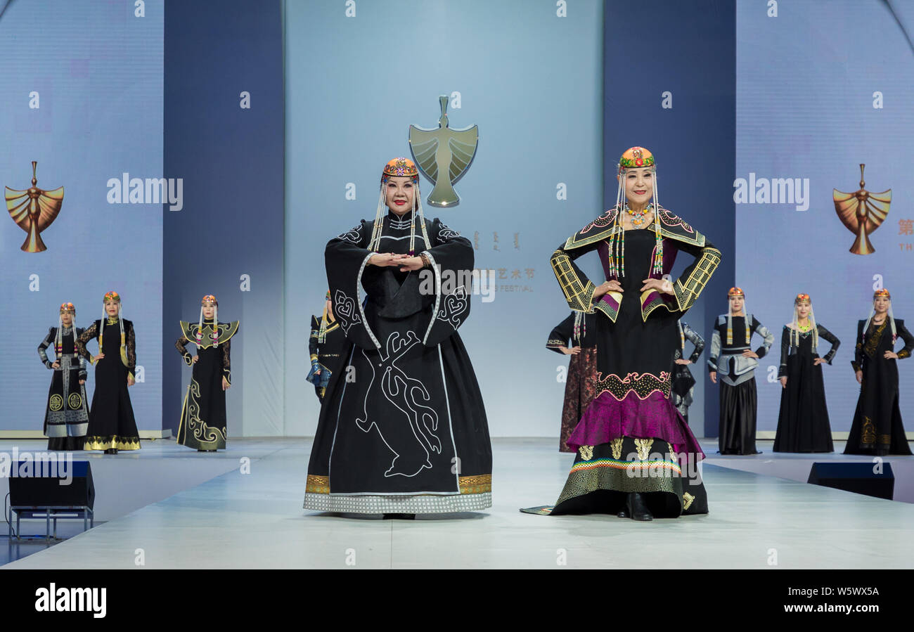 Modèles affichent de nouvelles créations de costumes mongole traditionnelle mongole pendant le 15ème Festival d'Art de costumes à Hohhot, Chine du nord de la ville intérieure la Mong Banque D'Images