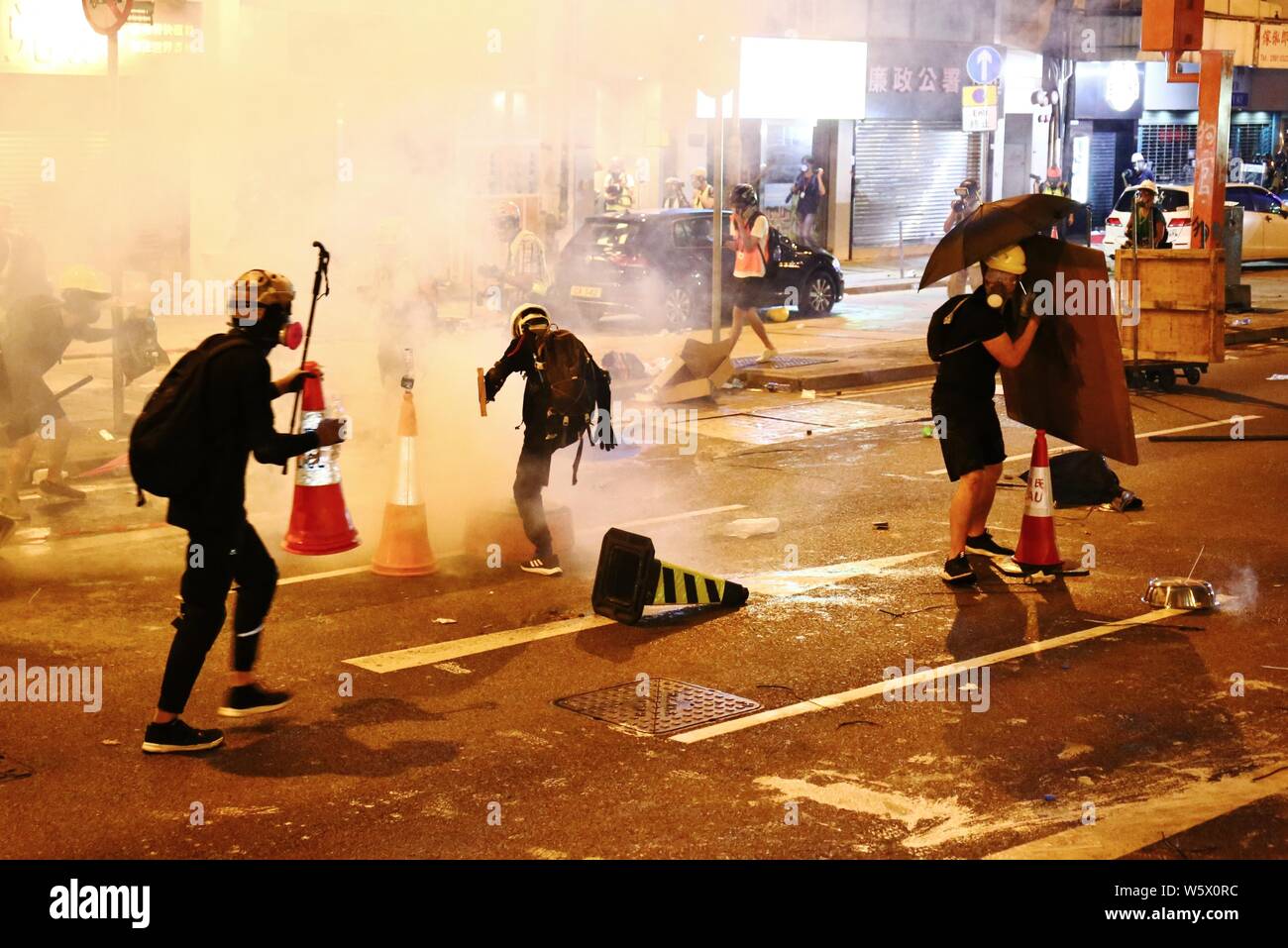 Hong Kong, Chine - Juillet 28th, 2019. Des affrontements violents éclatent entre les manifestants et la police à Sheung Wan. Banque D'Images