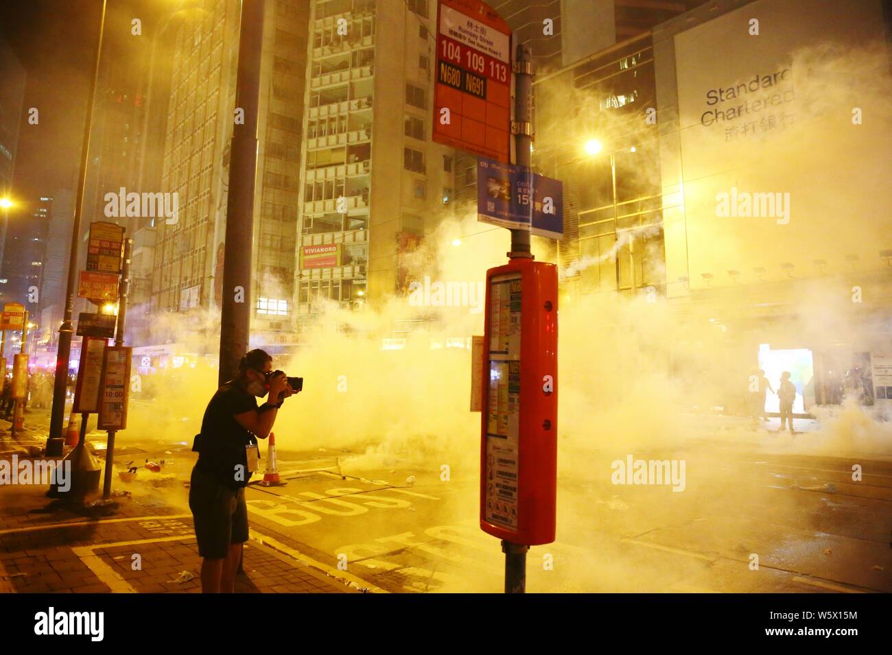Hong Kong, Chine - Juillet 28th, 2019. Des affrontements violents éclatent entre les manifestants et la police à Sheung Wan. Banque D'Images