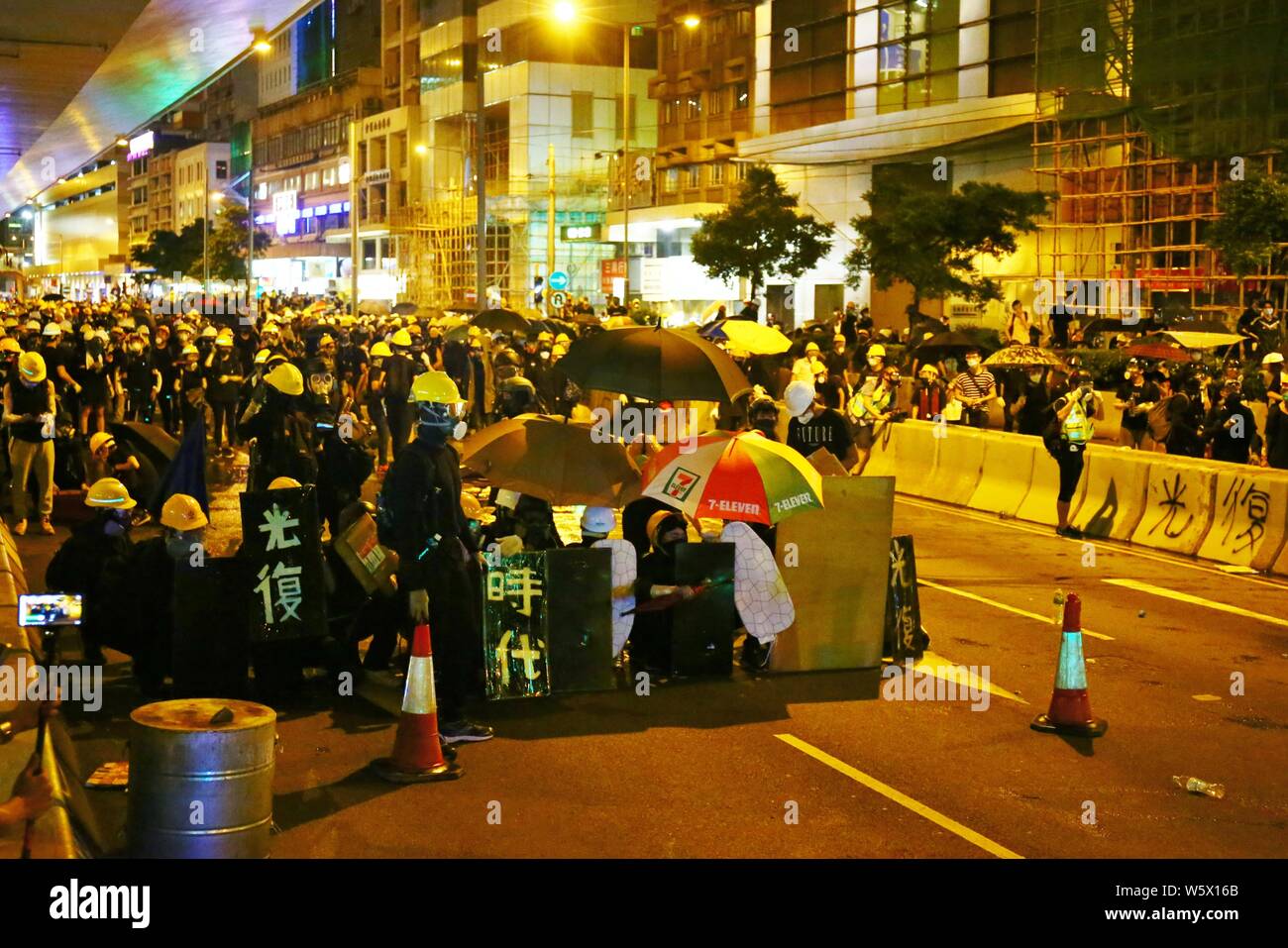 Hong Kong, Chine - Juillet 28th, 2019. Des affrontements violents éclatent entre les manifestants et la police à Sheung Wan. Banque D'Images