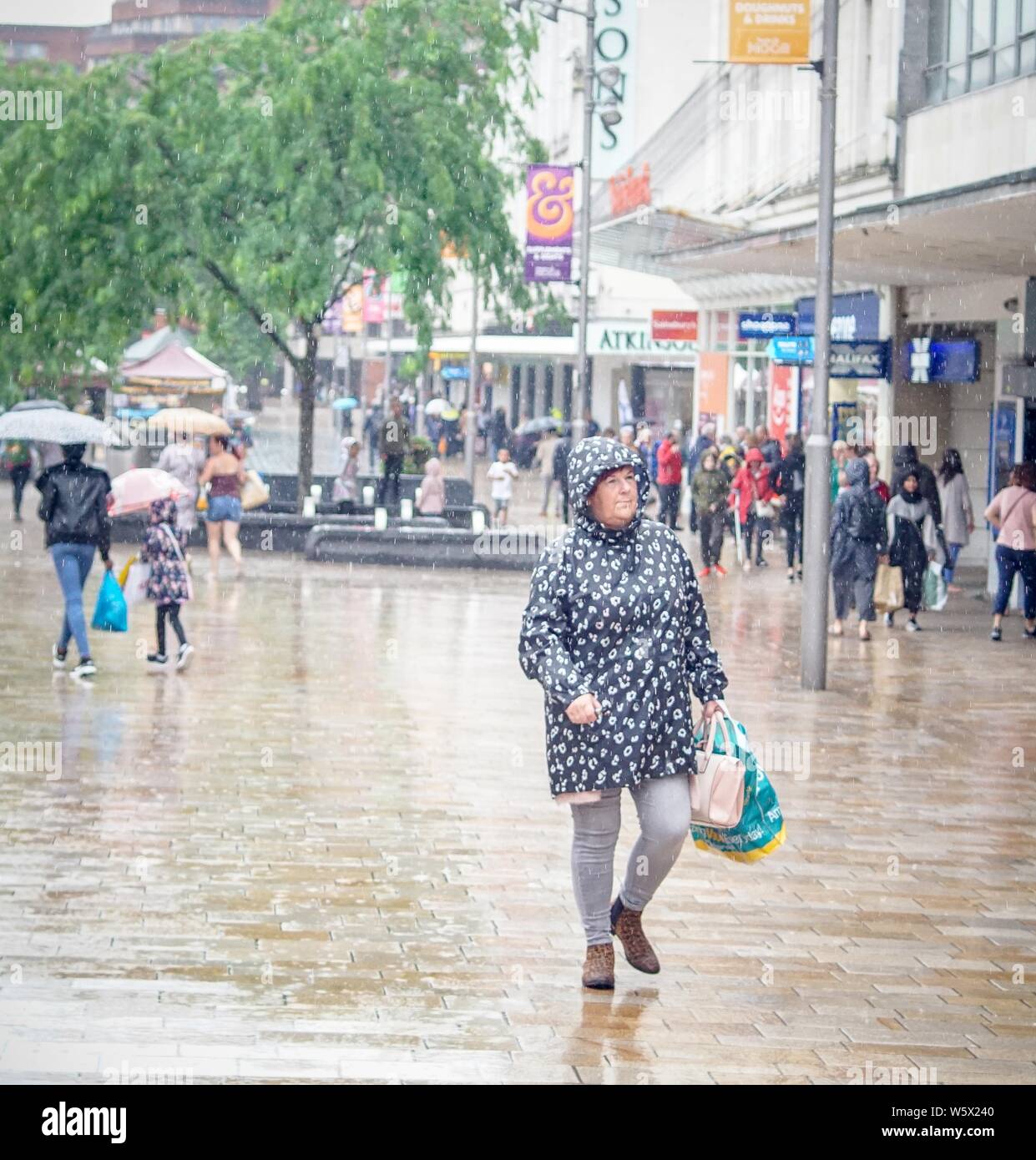 Sheffield, Lancashire. 30 juillet 2019. Météo France : Des pluies diluviennes ont éclaté cette après-midi au centre-ville de Sheffield . Credit : Ioannis Alexopoulos/Alamy Live News Banque D'Images