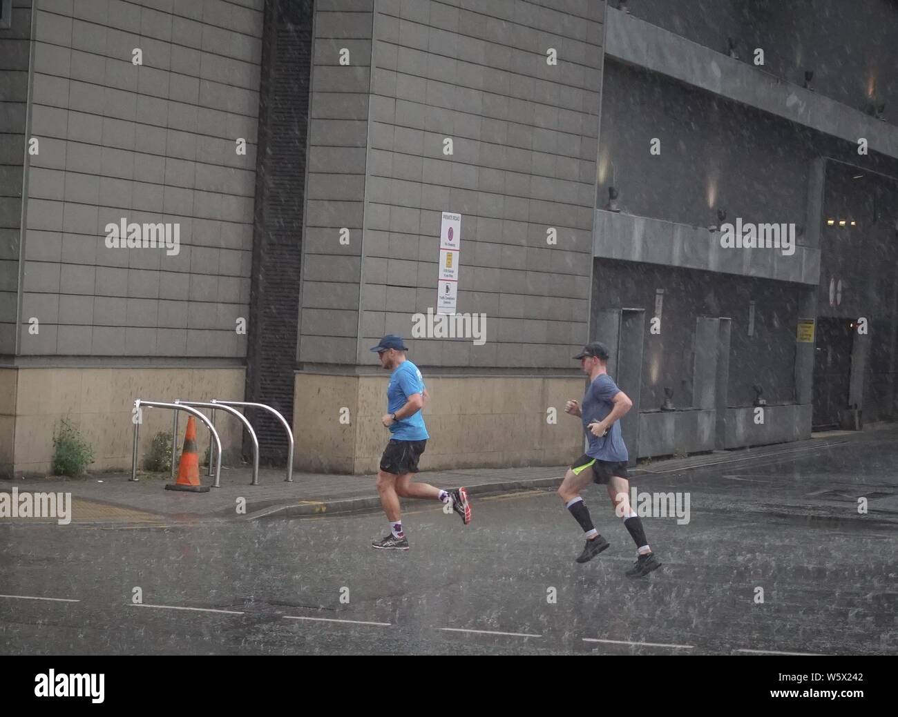 Sheffield, Lancashire. 30 juillet 2019. Météo France : Des pluies diluviennes ont éclaté cette après-midi au centre-ville de Sheffield . Credit : Ioannis Alexopoulos/Alamy Live News Banque D'Images