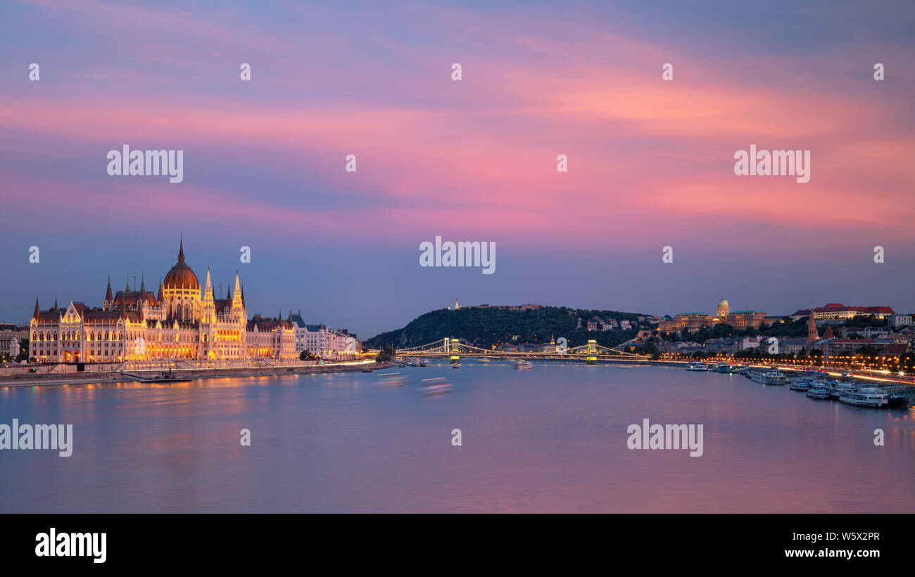 Budapest, Hongrie. Paysage urbain panoramique libre de Budapest, capitale de la Hongrie au cours bleu crépuscule heure. Banque D'Images