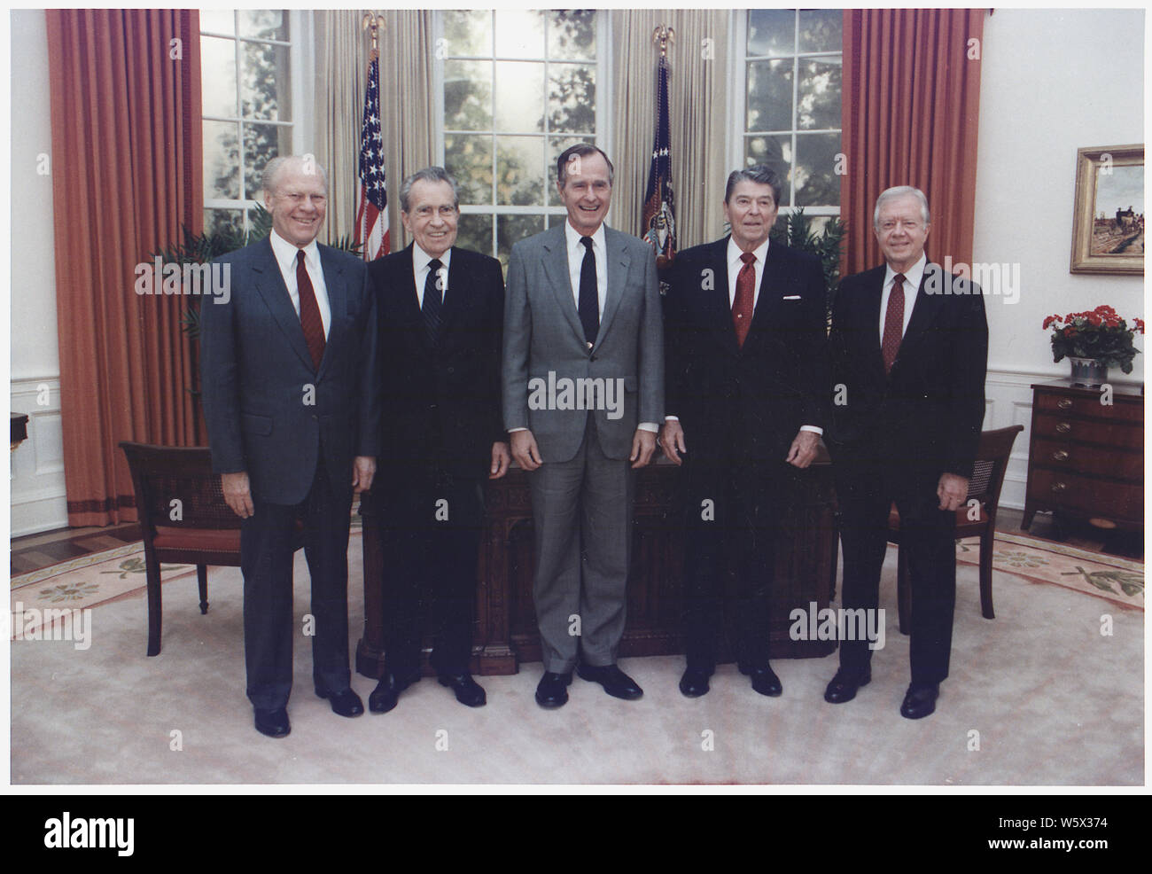 Le président Bush participe à une photo de groupe avec les anciens présidents Gerald Ford, Richard Nixon, Ronald Reagan et Jimmy Carter, dans la réplique du bureau ovale, pour la dédicace de la Ronald Reagan Presidential Library à Simi Valley, Californie Banque D'Images