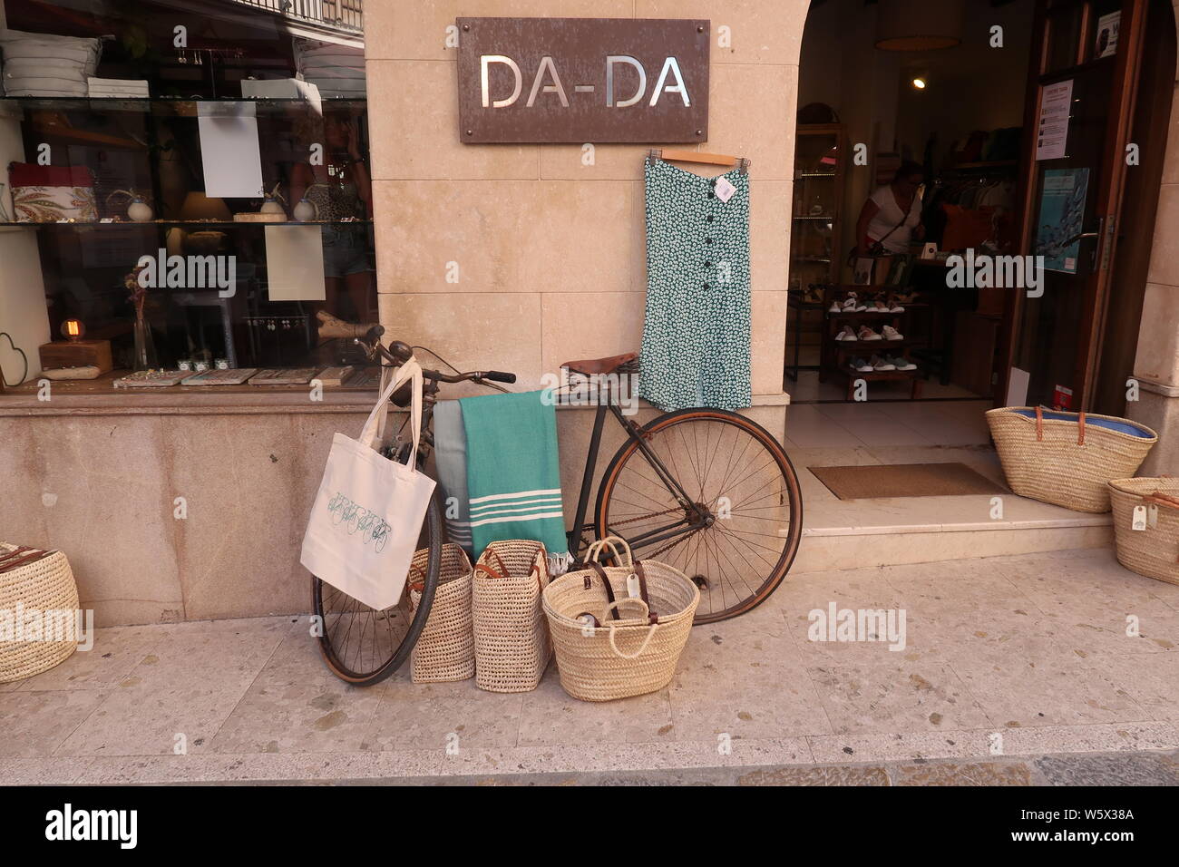 Un vélo devant une boutique de tourisme à Majorque. Banque D'Images