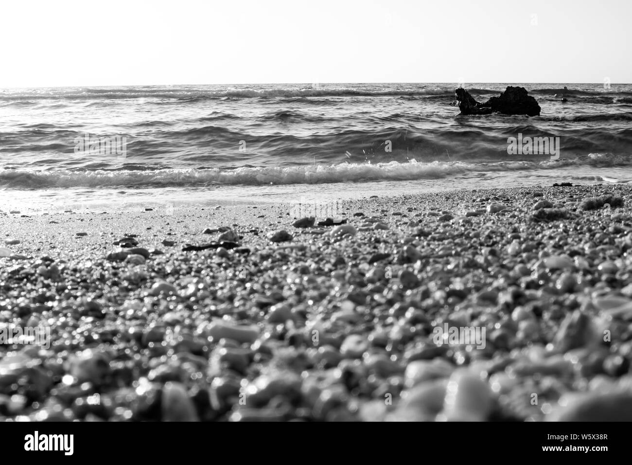 Noir et blanc fond de sable chaud d'été avec vue sur la mer ou océan vagues bulles avec copie espace pour la carte ou l'annonce à l'aube ou au coucher du soleil Banque D'Images