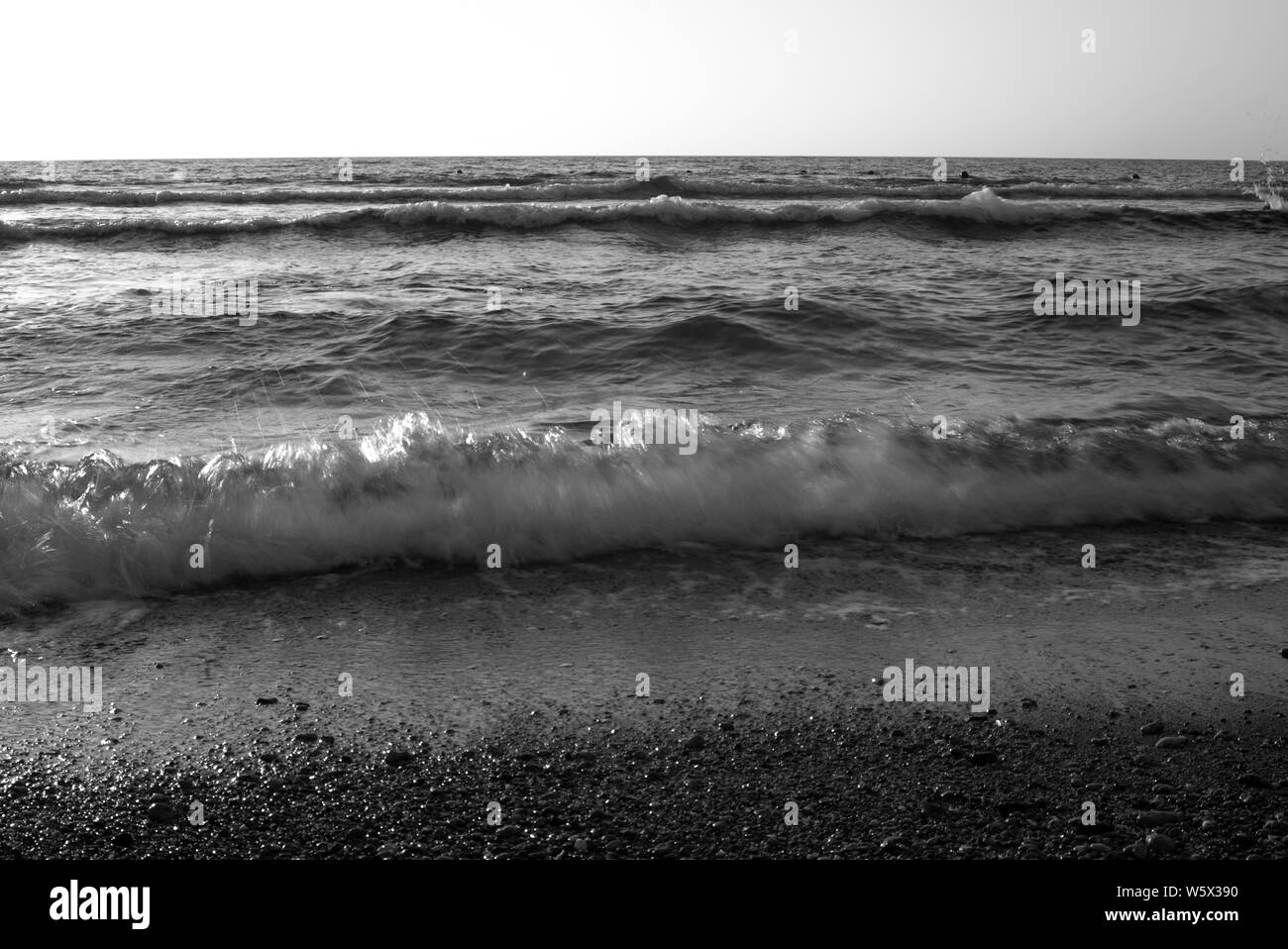 Noir et blanc fond de sable chaud d'été avec vue sur la mer ou océan vagues bulles avec copie espace pour la carte ou l'annonce à l'aube ou au coucher du soleil Banque D'Images