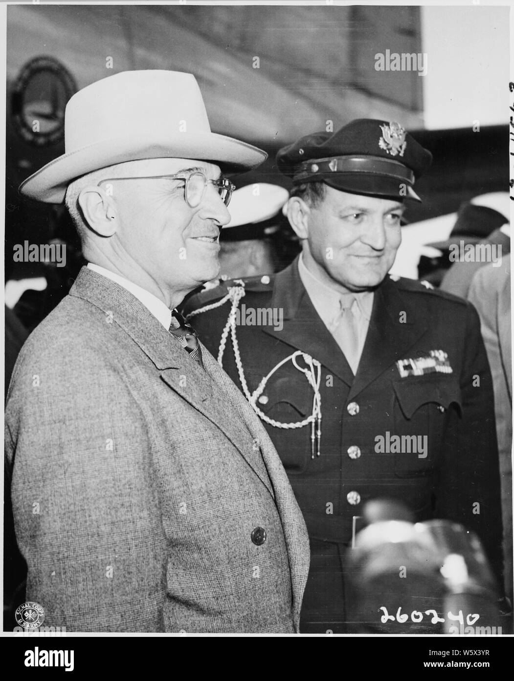 Le président Harry S. Truman et Brigue. Le général Harry Vaughan arrivant à l'aéroport Ortsteil Gatow à Berlin, Allemagne, pour la Conférence de Potsdam. Banque D'Images