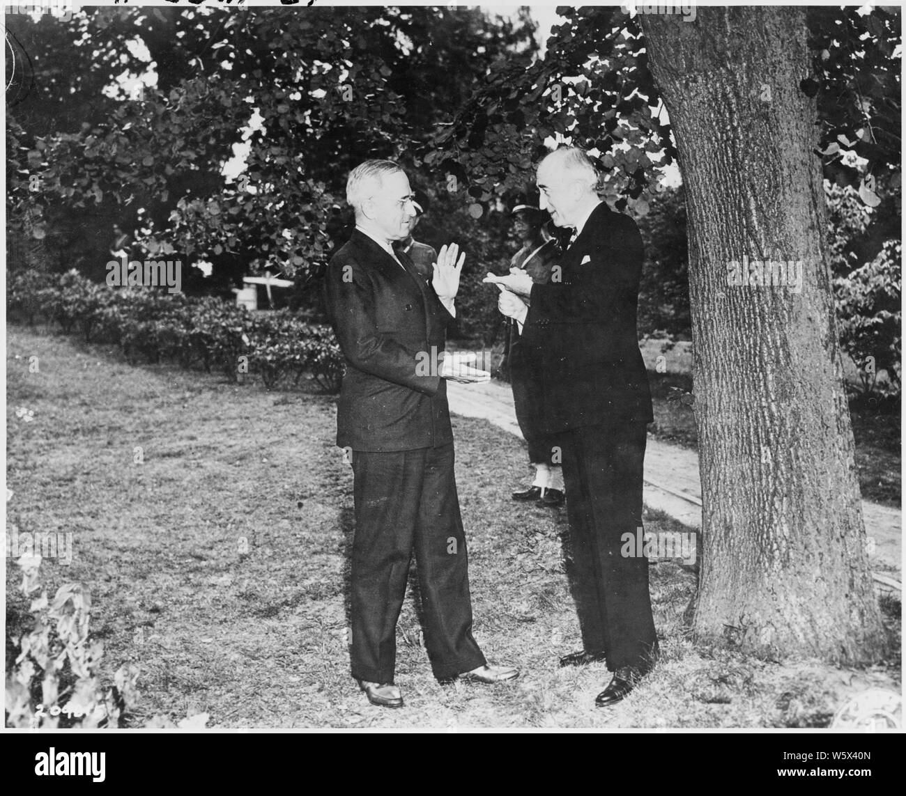 Le président Harry S. Truman (à gauche) et le secrétaire d'État James Byrnes parler ensemble sur le terrain de la petite Maison Blanche, la résidence du Président Truman lors de la Conférence de Potsdam en Allemagne. Banque D'Images
