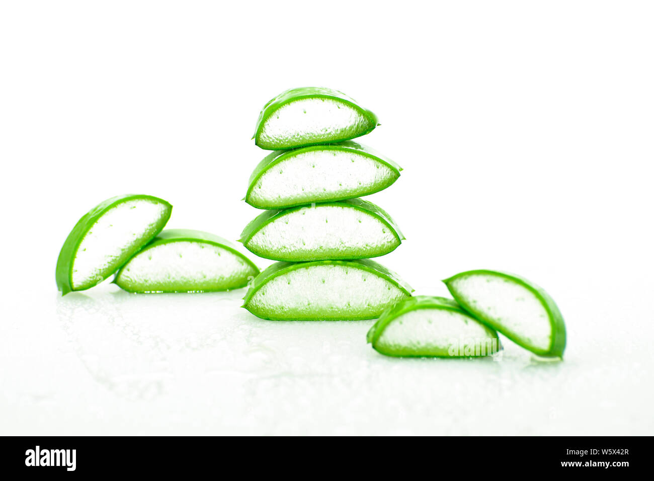 Couper l'Aloe Vera (aloe barbadensis Mill.,Star cactus, aloès, Aloin, Jafferabad ou La Barbade) une médecine de fines herbes très utile pour les soins de la peau et des cheveux. Banque D'Images
