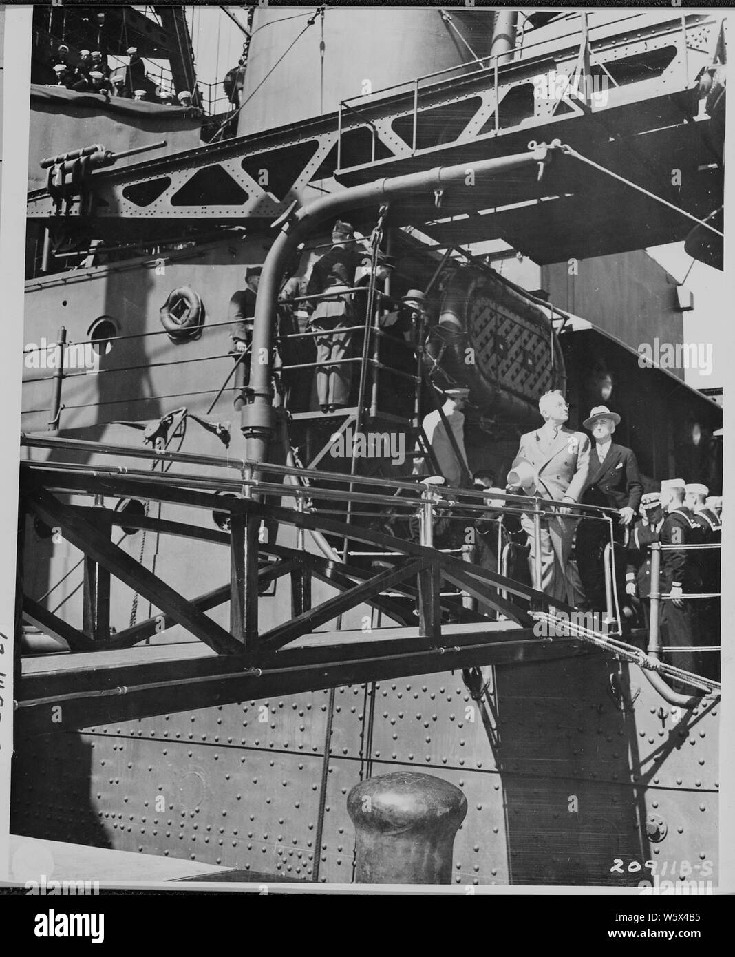 Le président Harry S. Truman arrive à Anvers, Belgique à bord de l'U. de S. S. Augusta, en route pour la Conférence de Potsdam en Allemagne. Il se défait de son chapeau pour les couleurs qu'il descend de la passerelle. Il est suivi par le secrétaire d'État James Byrnes. Banque D'Images