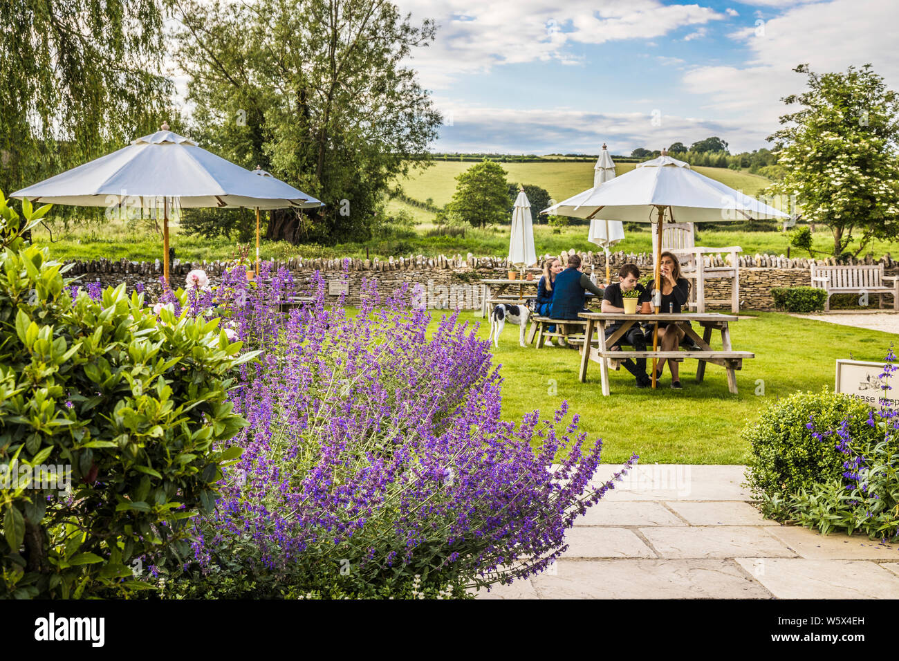 Un joli jardin pub situé dans la campagne de l'Oxfordshire. Banque D'Images