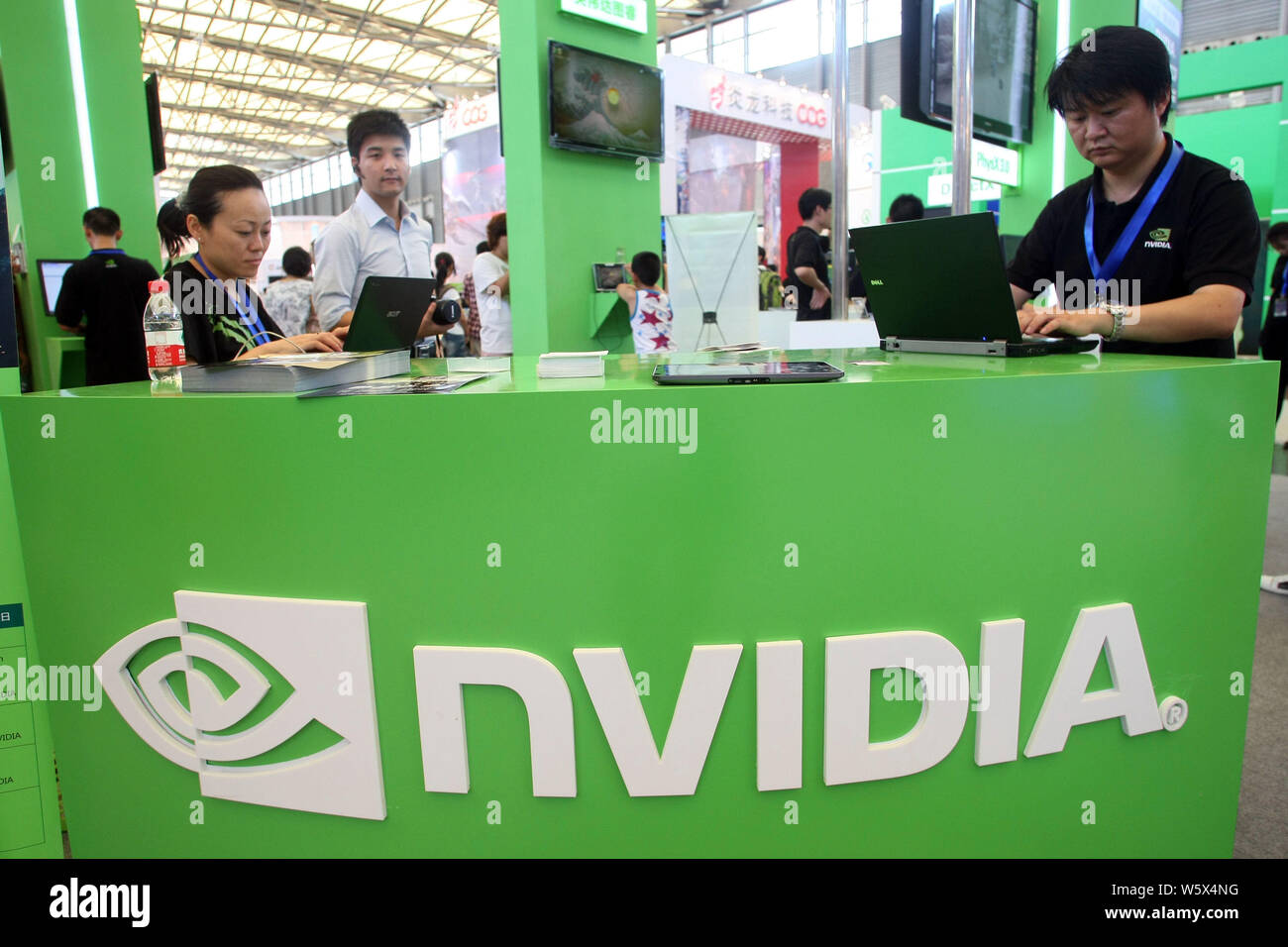 --FILE--personnes visitent le stand de NVIDIA lors de la 9ème China Digital Entertainment Expo et conférence, appelée ChinaJoy 2011, à Shanghai, Chine, 2 Banque D'Images