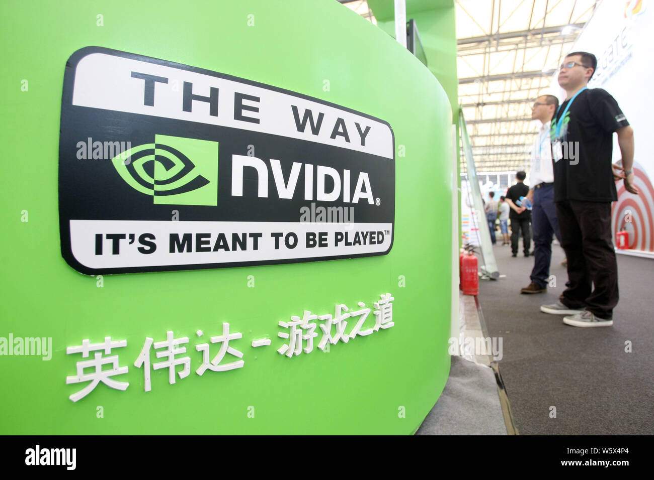 --FILE--personnes visitent le stand de NVIDIA au cours de la 11e China Digital Entertainment Expo et conférence, appelée ChinaJoy 2013, à Shanghai, Chine, Banque D'Images