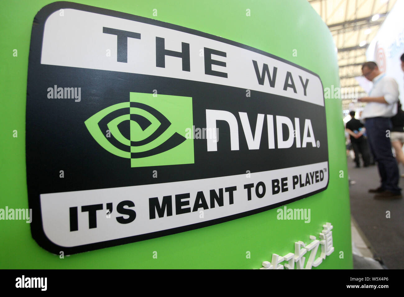 --FILE--personnes visitent le stand de NVIDIA au cours de la 11e China Digital Entertainment Expo et conférence, appelée ChinaJoy 2013, à Shanghai, Chine, Banque D'Images