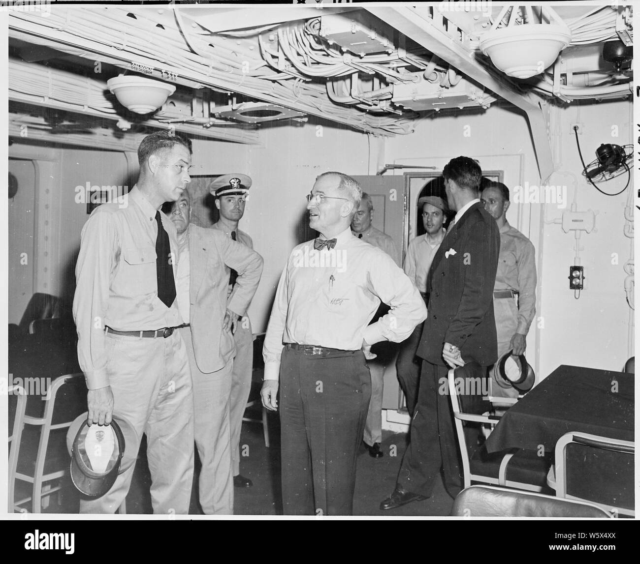 Le président Harry S. Truman tours S. S. Augusta, le navire qui le conduira en Europe pour assister à la Conférence de Potsdam en Allemagne. Il et le commandant C. L. Freeman sont dans le carré des officiers. Banque D'Images