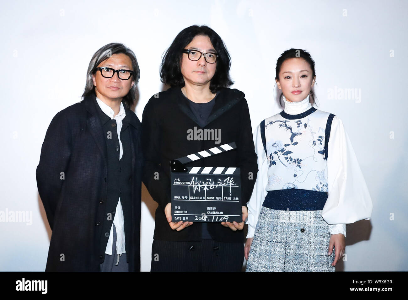 (De gauche) Hong Kong directeur Peter Chan, réalisateur japonais Shunji Iwai, et l'actrice chinoise Zhou Xun, assister à une conférence de presse pour nouveau film ' Banque D'Images