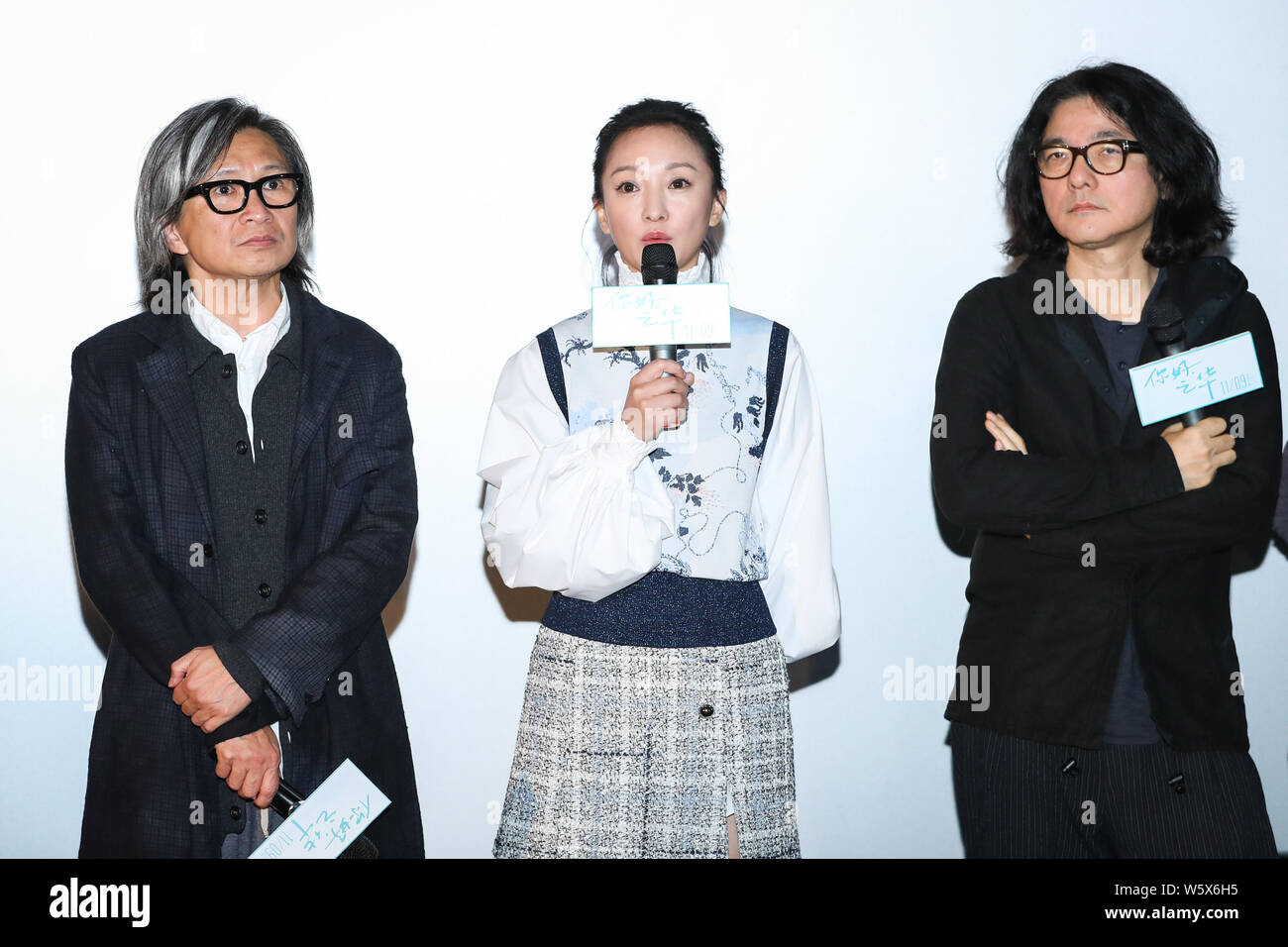 (De gauche) Hong Kong directeur Peter Chan, l'actrice chinoise Zhou Xun, et réalisateur de films japonais Shunji Iwai, assister à une conférence de presse pour nouveau film ' Banque D'Images