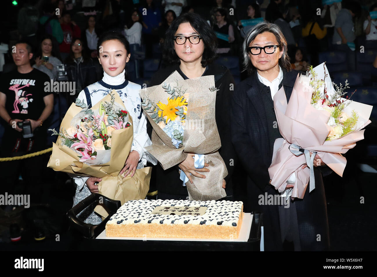 (De gauche) L'actrice chinoise Zhou Xun, réalisateur japonais Shunji Iwai, et Hong Kong directeur Peter Chan, assister à une conférence de presse pour nouveau film ' Banque D'Images