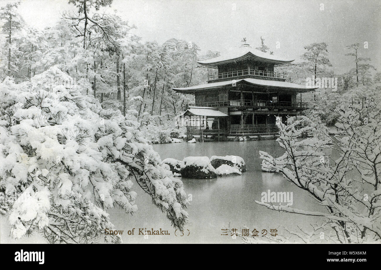 [ 1900 - Japon temple bouddhiste Zen Kinkaku-ji, Kyoto ] - le temple bouddhiste Zen Kinkaku-ji (Temple du pavillon d'or) dans la neige, Kyoto. Le Kinkaku-ji a été construit en 1397 comme une villa de retraite pour shogun Ashikaga Yoshimitsu. Son fils Yoshimochi Ashikaga, shogun, converti en un temple zen de l'école Rinzai. 20e siècle vintage carte postale. Banque D'Images