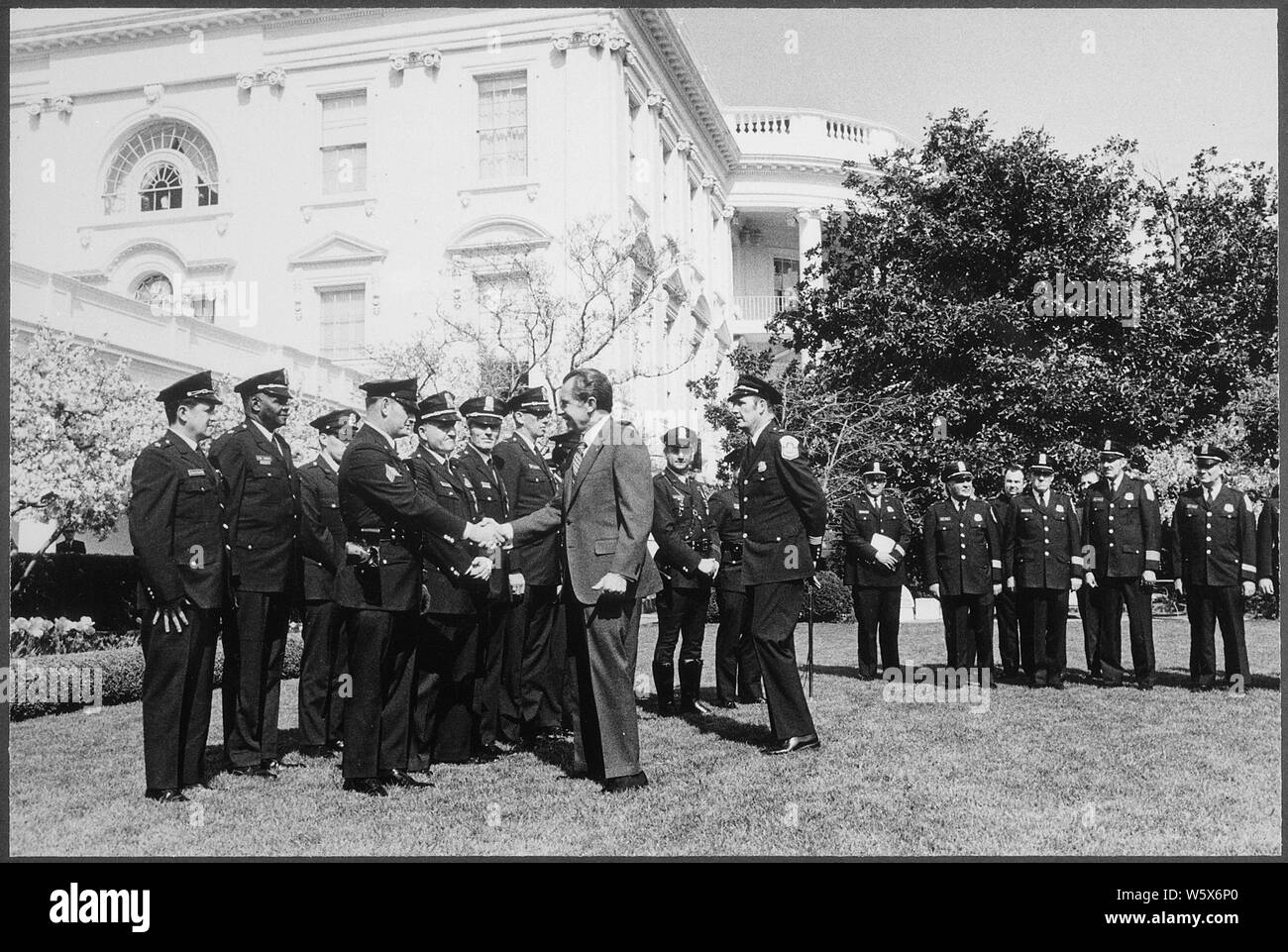 Le président Nixon réunion District de Columbia Metropolitan Police Department policiers à les féliciter pour leur aider à parvenir à une baisse du taux de criminalité dans la capitale du pays ; la portée et contenu : Objet : Application de la Loi. Banque D'Images
