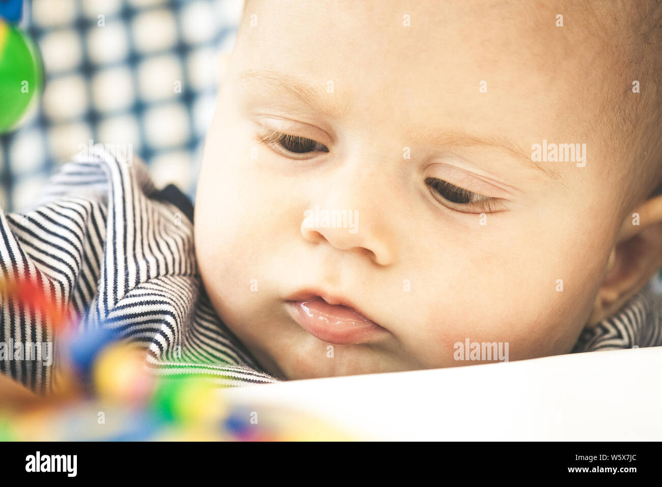 Beau Petit Nouveau Ne Joue Avec Les Jouets Assis Sur La Chaise Haute Closeup Portrait D Un Bebe Potele Se Detendre Apres Le Repas Heureux Enfant Animee Avec B Photo Stock Alamy