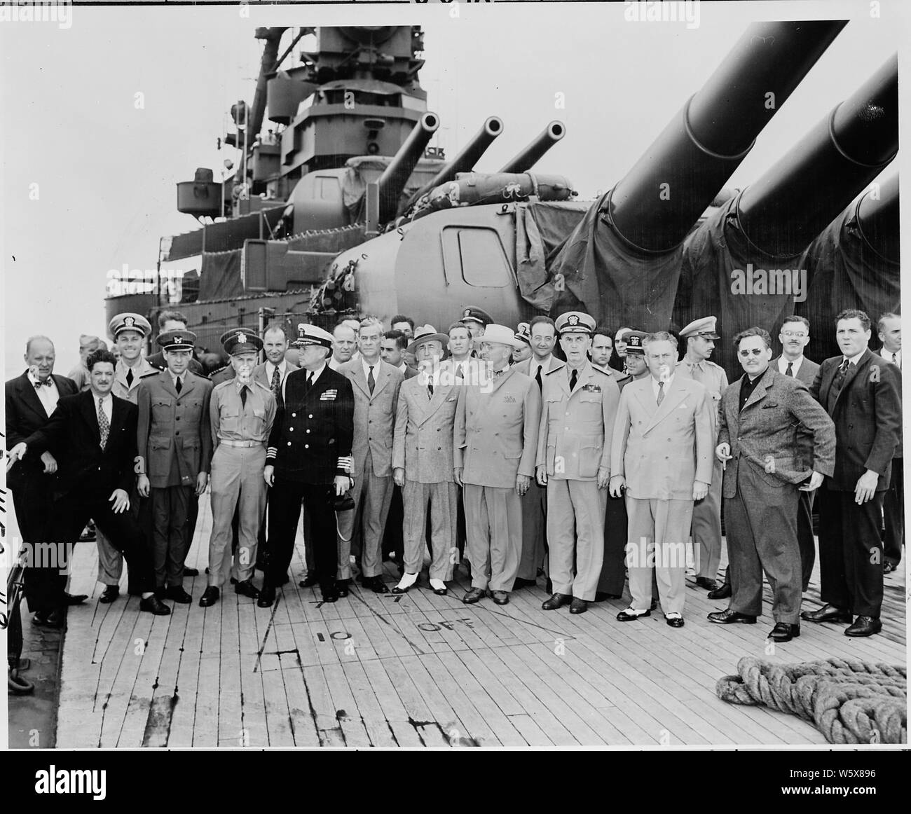 Le président Truman et les membres de son parti à bord de l'U. de S. S. Augusta comme le navire est entré dans Chesapeke Bay, le Président Truman de retour de la Conférence de Potsdam en Allemagne. Le Capitaine James Vardaman est sixième à partir de la gauche ; à sa gauche est secrétaire de presse Charles Ross ; à sa gauche est le secrétaire d'État James Byrnes ; à sa gauche est le président Truman ; et à sa gauche est adm. William Leahy. Banque D'Images