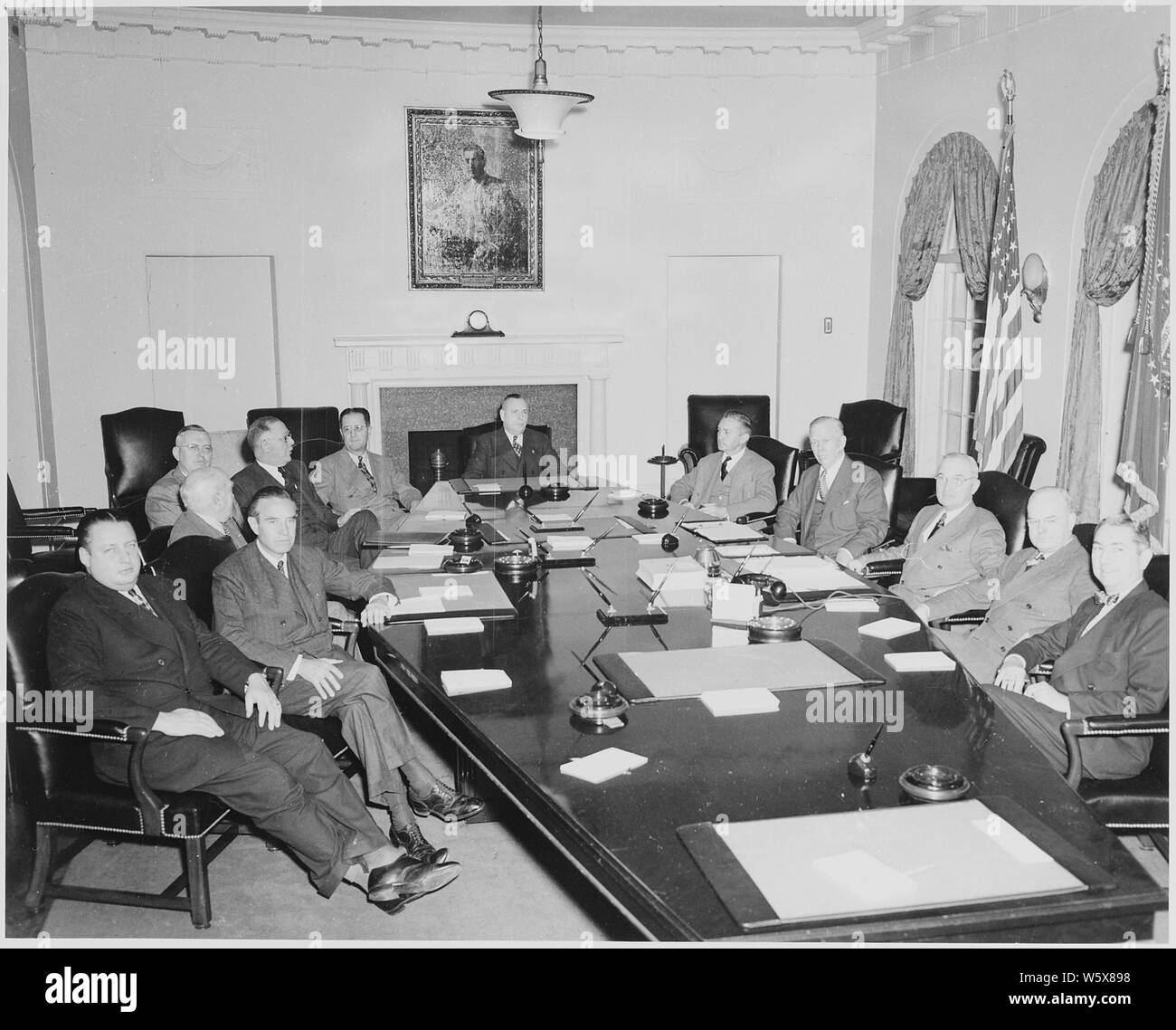 Le président Truman et son cabinet dans la salle du Cabinet de la Maison Blanche. Dans le sens horaire autour de la table de gauche à droite : le secrétaire de l'intérieur J. A. Krug, secrétaire du Commerce Averell Harriman, administrateur d'ouvrages fédéraux Philip Fleming, Adjoint au président John Secrétaire du Travail, Steelman Lewis Schwellenbach, secrétaire de l'Agriculture de Clinton Anderson, ministre des Postes Jesse Donaldson, Secrétaire de la Défense James Forrestal, Secrétaire d'État George Marshall, le Président Truman, secrétaire de l'Treausury John Snyder, et Procureur Général Tom Clark. Banque D'Images