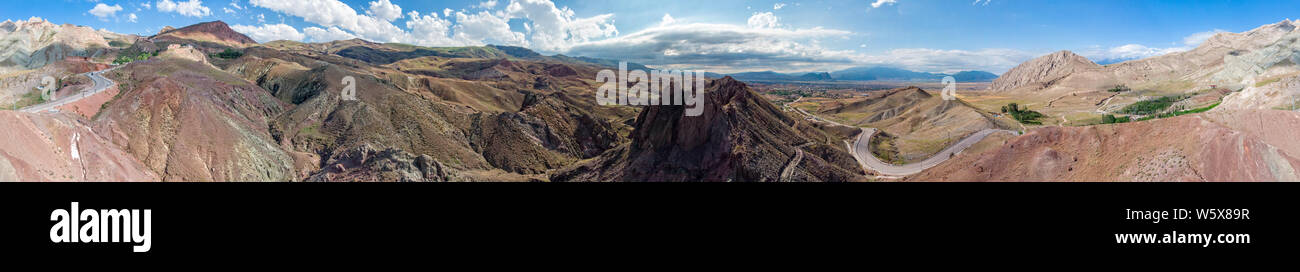 Vue aérienne de chemins de terre sur le plateau autour du Mont Ararat, chemins de terre et de paysages à couper le souffle, routes sinueuses entre les pics rocheux. La Turquie Banque D'Images