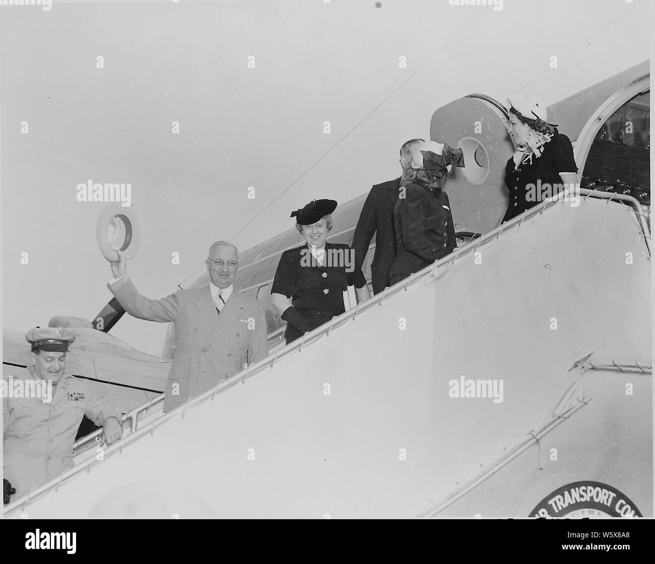 Le président Truman et son parti à bord de l'avion présidentiel d'aller au Brésil. De gauche à droite : le président Truman, Mme Bess Truman, ambassadeur brésilien Carlos Martins (partiellement masquée), Margaret Truman (hat couvrant son visage), Mme Carlos Martins. Banque D'Images