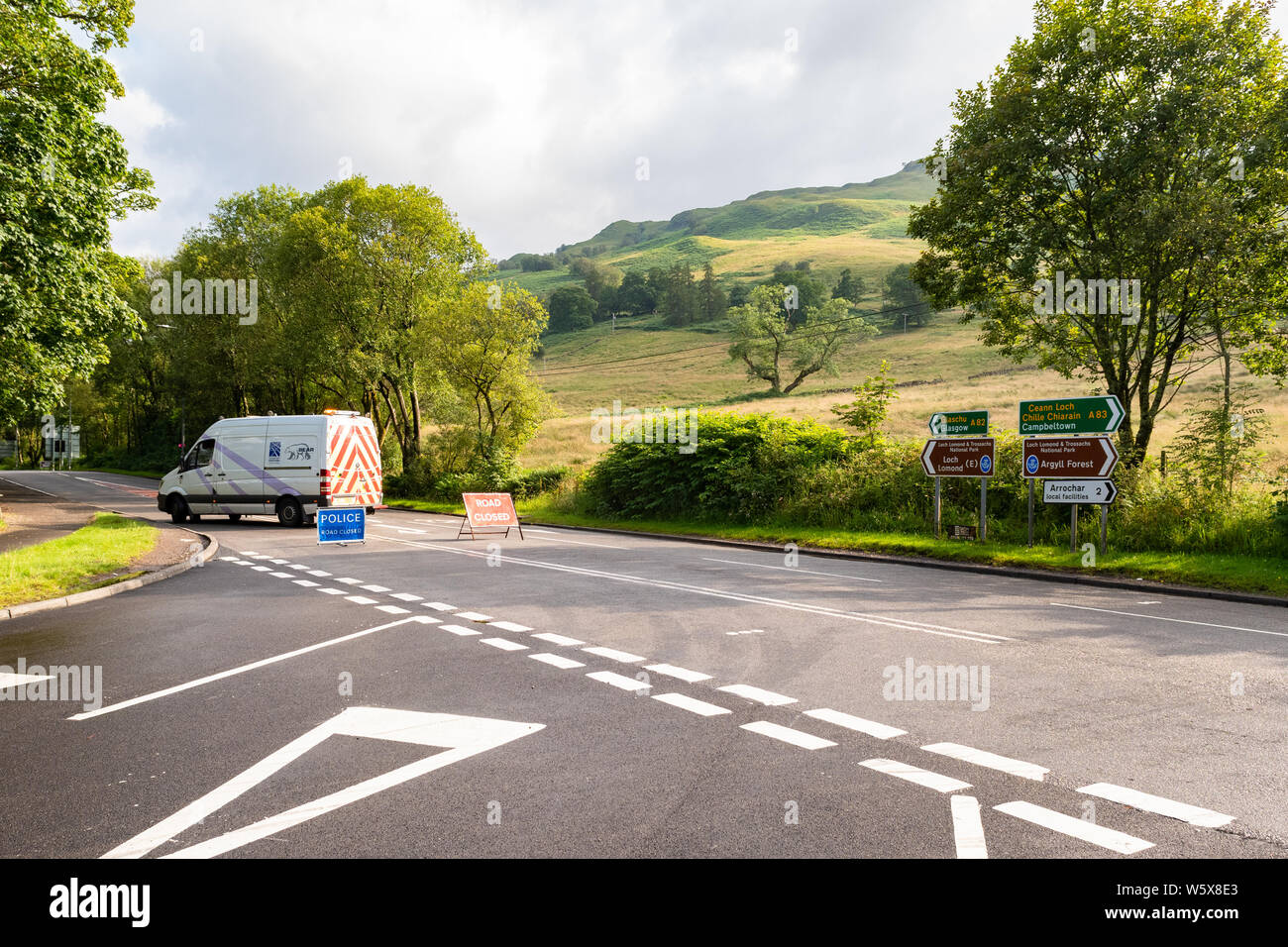 L'Ecosse de l'ours sur van A82 route fermée près de Tarbet en raison d'accident de la route, Tarbet, Argyll and Bute, Ecosse, Royaume-Uni Banque D'Images