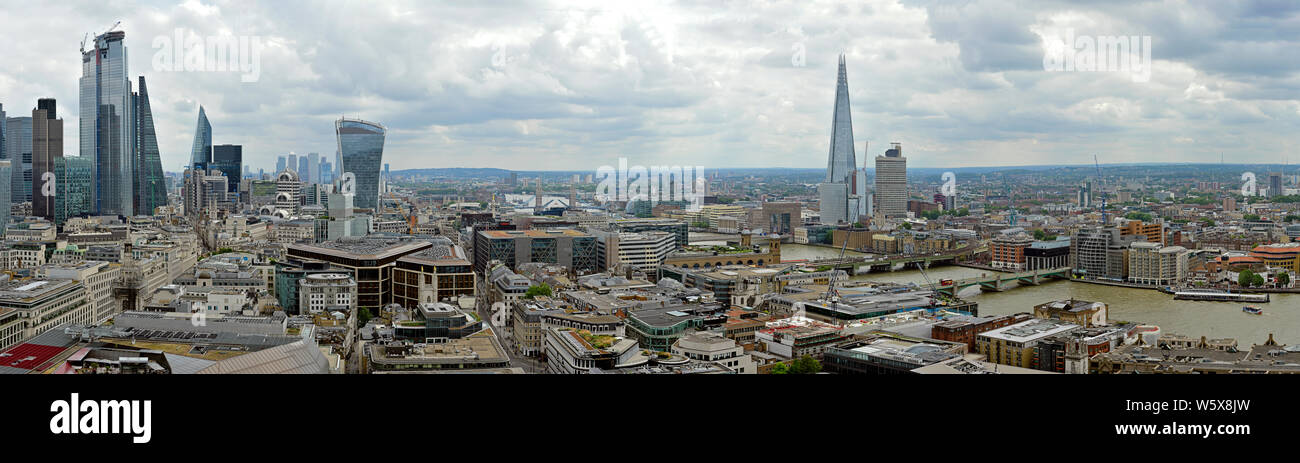 Le point de vue de l'Est et au sud de Londres vu d'La Galerie dorée de la Cathédrale St Paul London UK en été 2019 Banque D'Images