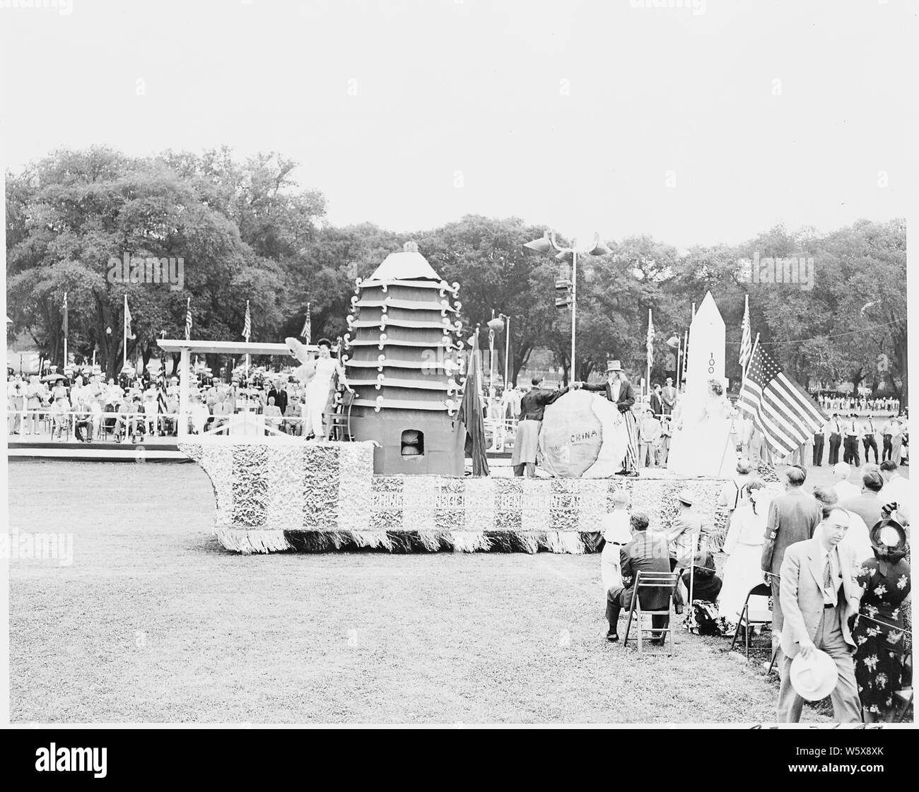 Le président Truman assiste aux cérémonies célébrant le 100e anniversaire de l'Monoument de Washington. Il regarde la parade de la tribune. Banque D'Images