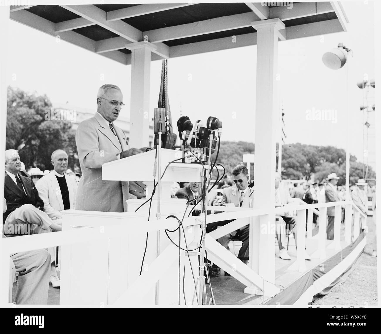 Le président Truman assiste aux cérémonies célébrant le 100e anniversaire du Washington Monument. Il est à podium sur cette photo. Banque D'Images