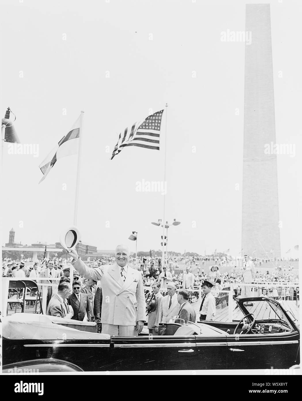 Le président Truman assiste aux cérémonies célébrant le 100e anniversaire du Washington Monument. Il est dans sa limousine arrivant à la cérémonie. Banque D'Images
