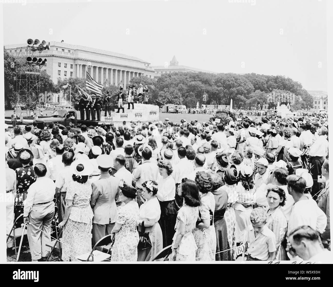 Le président Truman assiste aux cérémonies célébrant le 100e anniversaire du Washington Monument. Cette vue montre la foule regardant la parade. Banque D'Images